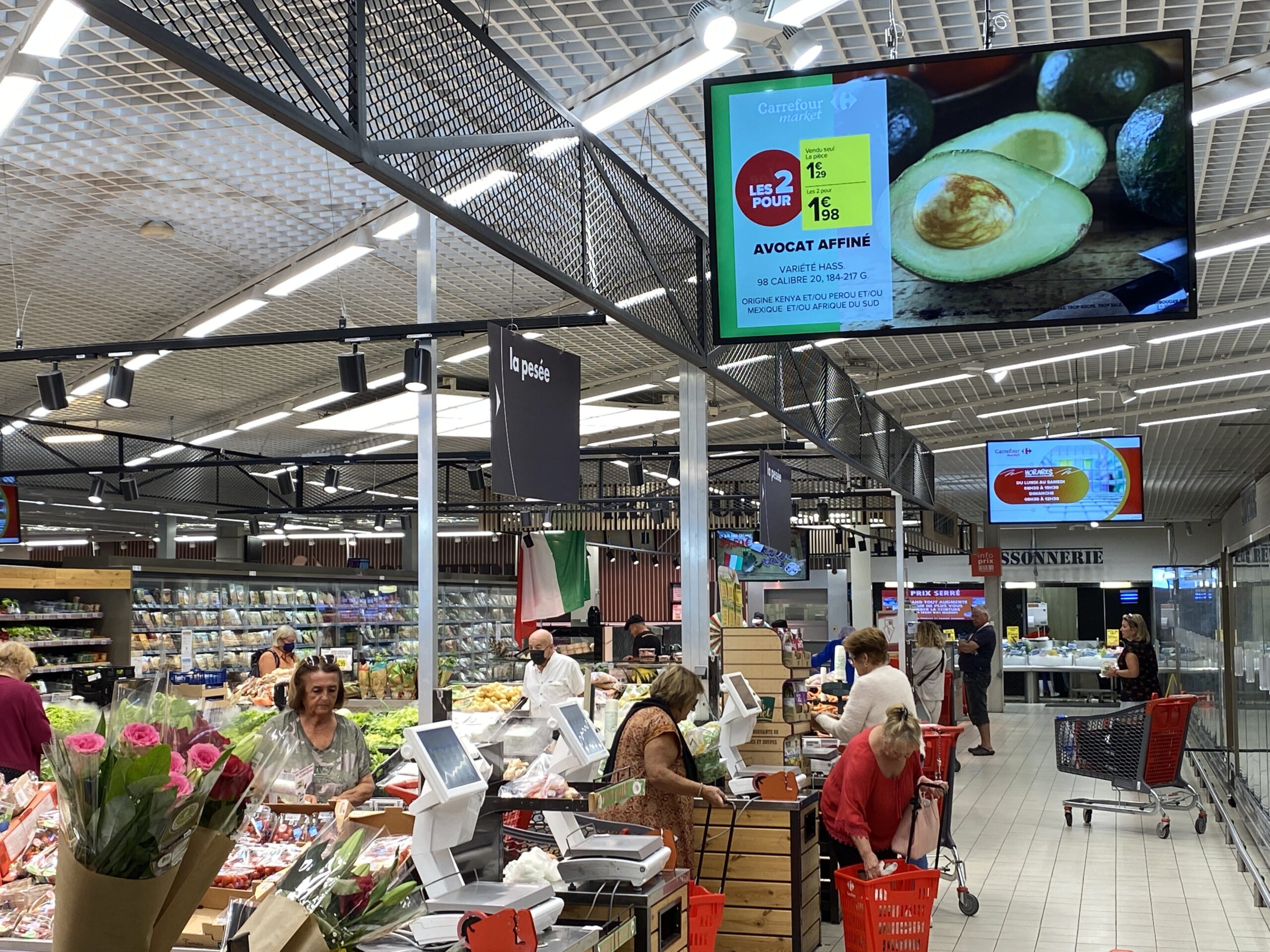 Ecran d'affichage dynamique zone primeur Carrefour Market Lavandou et Cavalaire